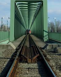 Közlekedés - Budapest - Személyvonat az Újpesti vasúti hídon