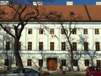 Oktatás - Esztergom - Iskolaépület a Kanonok-soron