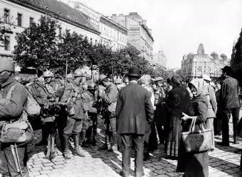 Történelem - Román katonák Budapesten
