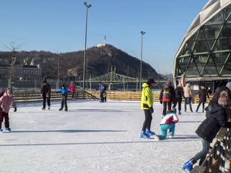 Városkép - Budapest - Jégpálya a Bálna teraszán