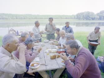 Életkép - Ebédelnek a Duna parton