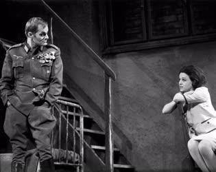Kultúra - Altona foglyai című színdarab bemutatója a Vígszínházban