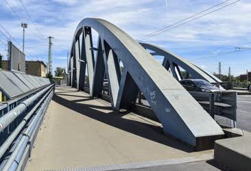 Közlekedés - Budapest - Százlábú híd a Kerepesi úton