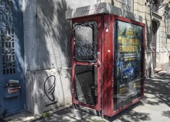 Távközlés - Budapest - Megrongált utcai telefonfülke