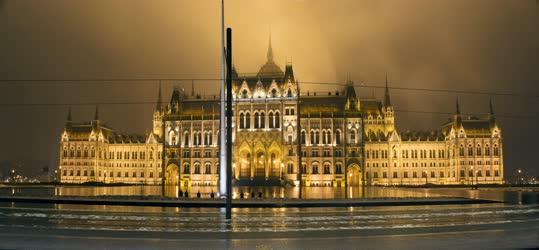 Épület - Budapest - A Parlament esti kivilágításban