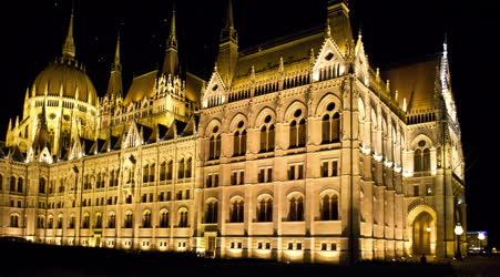 Épület - Budapest - Elkészült a Parlament díszkivilágítása