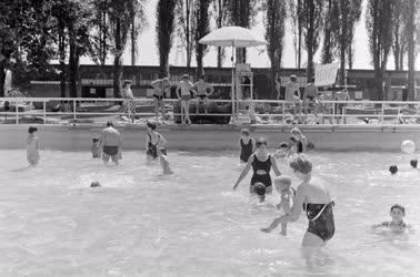 Életkép - Szabadidő - Fürdőzők a Római strandfürdőn