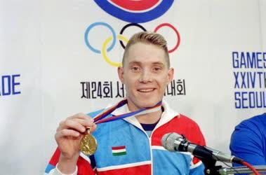 Sport - Olimpia - Szabó József úszó az aranyéremmel