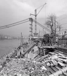 Építkezés - Építik a Pesti alsó rakpartot az Erzsébet hídnál