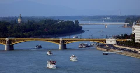 Közlekedés - Dunai hajók és hidak a fővárosban