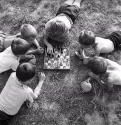 Szabadidő - Életkép - Sakkozó fiúk