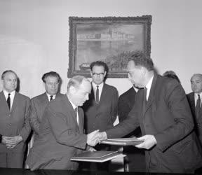 Külkapcsolat - Aláírták a hosszúlejáratú szovjet-magyar kereskedelmi megállapodást 