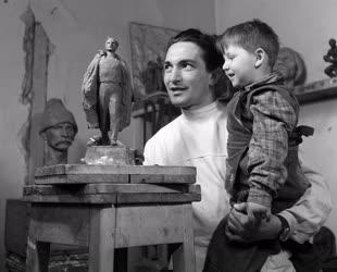 Szobrászat - Kiss István szobrászművész készül a varsói VIT kiállításra