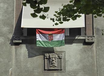 Városkép - Budapest - Nemzeti lobogó a Dob utcában