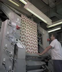 Ipar - Divatszövet gyártás egy textilgyárban