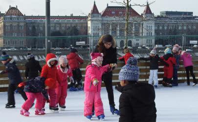 Szabadidő - Budapest - Korcsolyapálya gyerekeknek