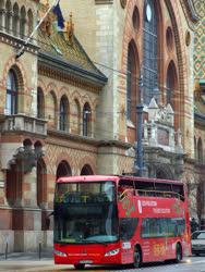 Idegenforgalom - Budapest - Turistákat szállító autóbusz 