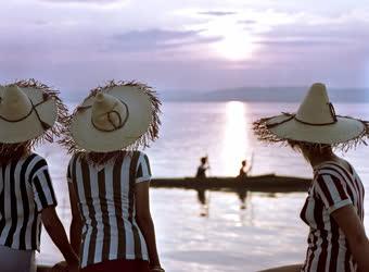 Szabadidő - Nyaralók a Balatonnál