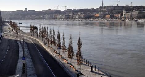 Városkép - Budapest - Gyalogos sétány a Duna pesti alsó rakpartján