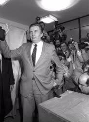 Választás - Az 1990. évi választások - Antall József leadja szavazatát