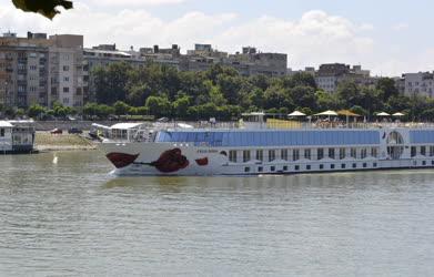Idegenforgalom - Budapest - Üdülőhajó a Dunán