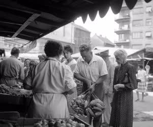 Kereskedelem - Férfiak vásárolnak a Fény utcai piacon