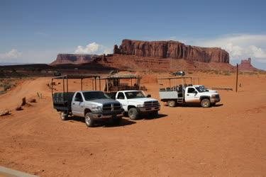 Turizmus - Várakozó gépkocsik a Monument Valley előtt