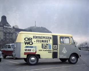 Reklám - ORWO filmet reklámozó kisteherautó