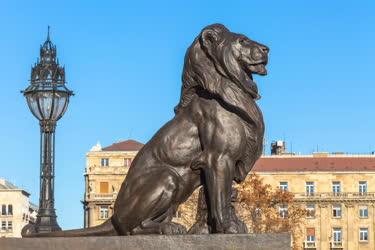 Műalkotás - Budapest - Az Országház oroszlán-szobra