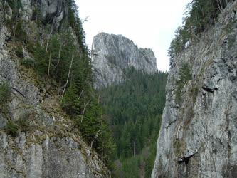 Tájkép -  Nemzeti park - A Hagymás-hegység Oltárkő sziklája 
