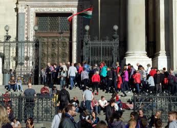 Idegenforgalom - Budapest - Turisták a Bazilikánál