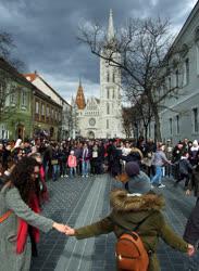 Idegenforgalom - Budapest - Turisták és ünneplők a Budai Várban