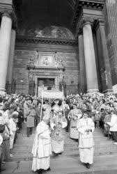 Húsvét - Nagyszombat - Körmenet a Szent István-bazilikánál