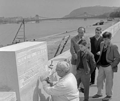 Városkép - Emléktábla a lebontott Kossuth híd helyén