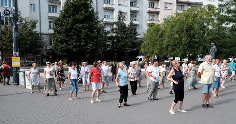 Szabadidő - Budapest - Tornázó emberek a Móricz Zsigmond körtéren