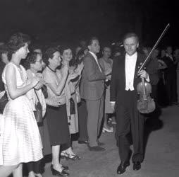 Kultúra - Komolyzene - Yehudi Menuhin fellépése a Károlyi-kertben