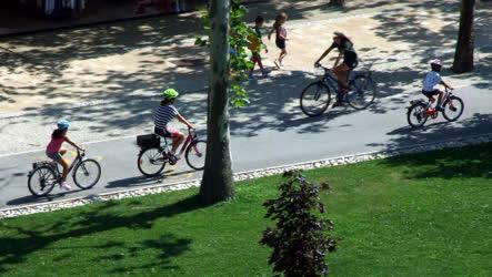 Szabadidő - Balatonfüred - Biciklisták a Balaton-parton