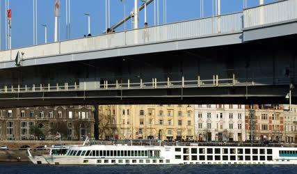 Városkép - Budapest - Turistákat szállító hajó az Erzsébet hídnál