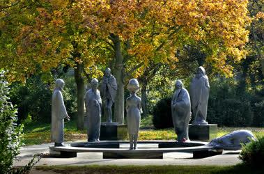 Városkép - A Filozófusok kertje szoborcsoport ősszel