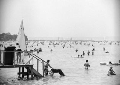 Szabadidő - Fürdőzők Siófokon a Balatonban