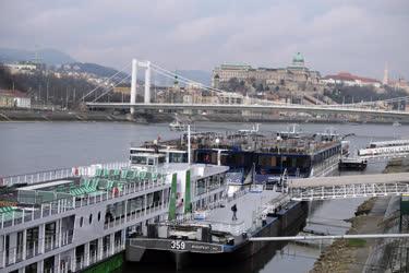 Városkép - Budapest - Turistákat szállító hajó az Erzsébet hídnál