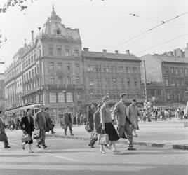 Életkép - Emberek munka után szombaton Budapesten   