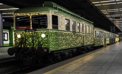 Közlekedés - Budapest - Karácsonyi fényfüzérrel feldíszített HÉV