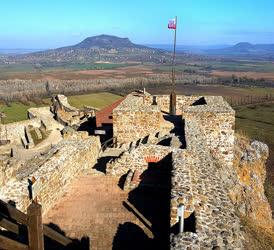  Történelmi emlék - Szigliget - A vár és a Tanú-hegyek
