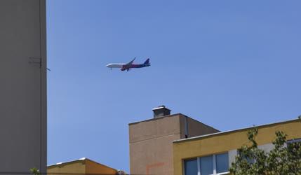 Légi közlekedés - Budapest - Leszálló repülőgép a Füredi úti lakótelep felett