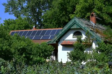 Energia - Napelemek a bugaci lakóházakon