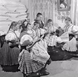 Kultúra - A rimóci népviseletbe öltözött lányok, asszonyok