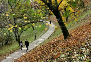Városkép - Budapest - Turista fiatalok őszi fák alatt