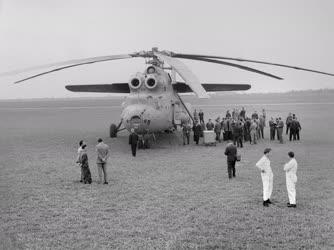 Közlekedés - Szovjet Mi-6-os típusú teher- és személyszállító helikopter Budapesten