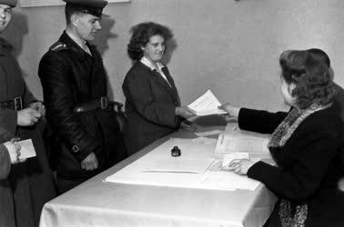 Választás - Szovjet katonák szavaznak a szovjet választásokon